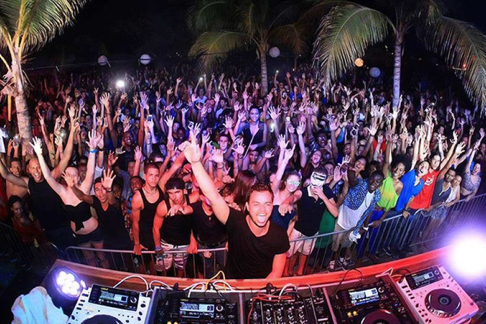 Vibrant nightlife venue on Curaçao with guests enjoying a lively evening atmosphere