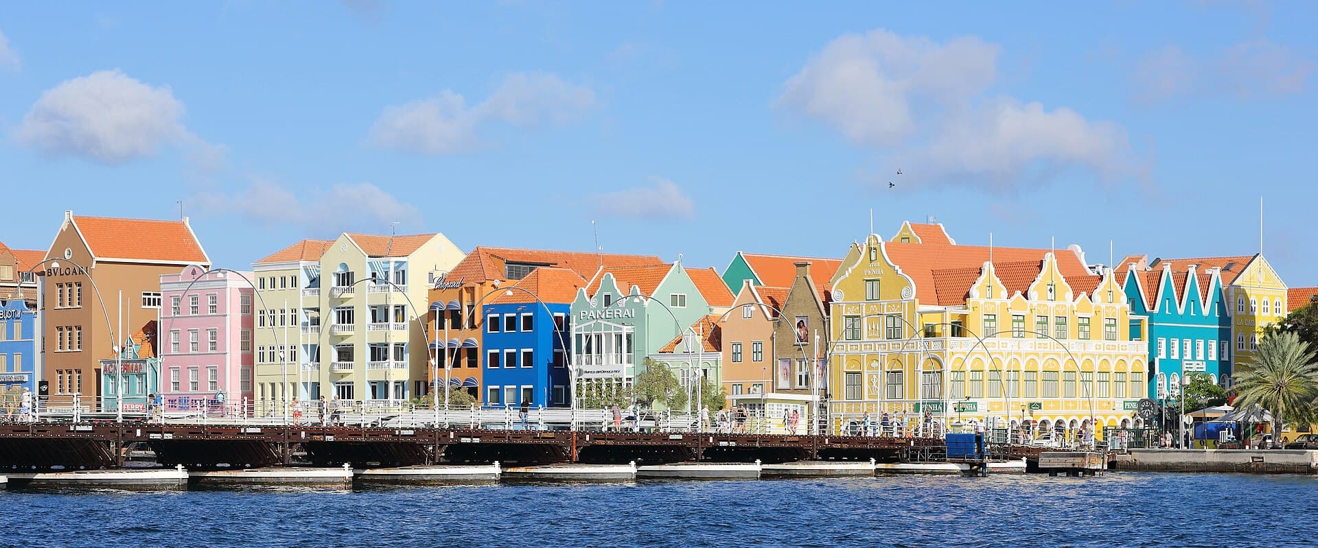 Queen Emma Bridge and colorful Handelskade waterfront in Willemstad, Curaçao